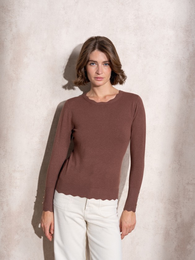 Camisola de malha com decote redondo e botes dourados