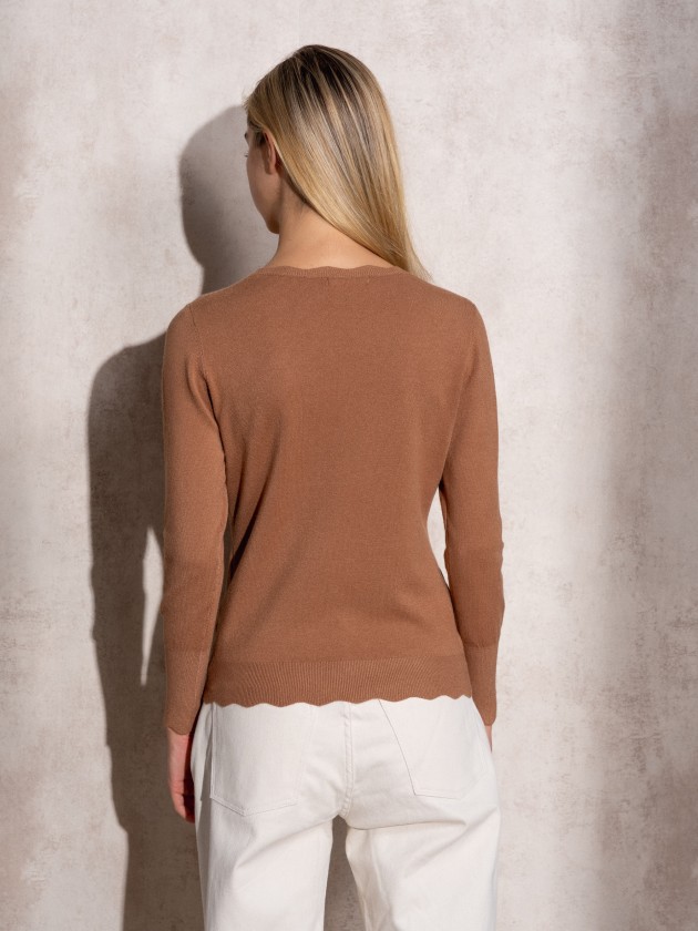 Camisola de malha com decote redondo e botes dourados