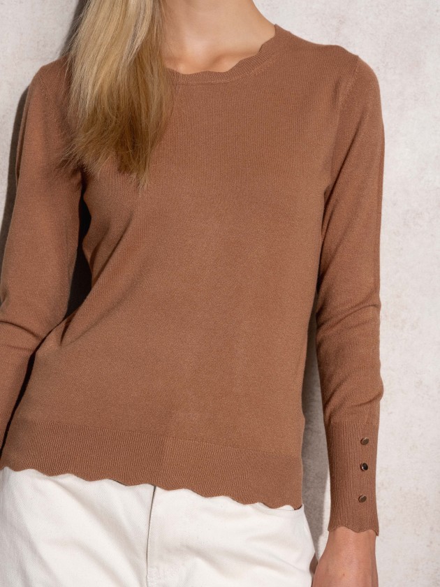 Camisola de malha com decote redondo e botes dourados