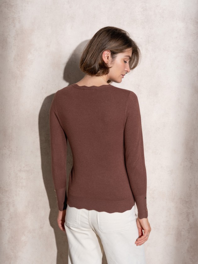 Camisola de malha com decote redondo e botes dourados