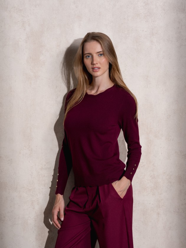 Camisola de malha com decote redondo e botes dourados