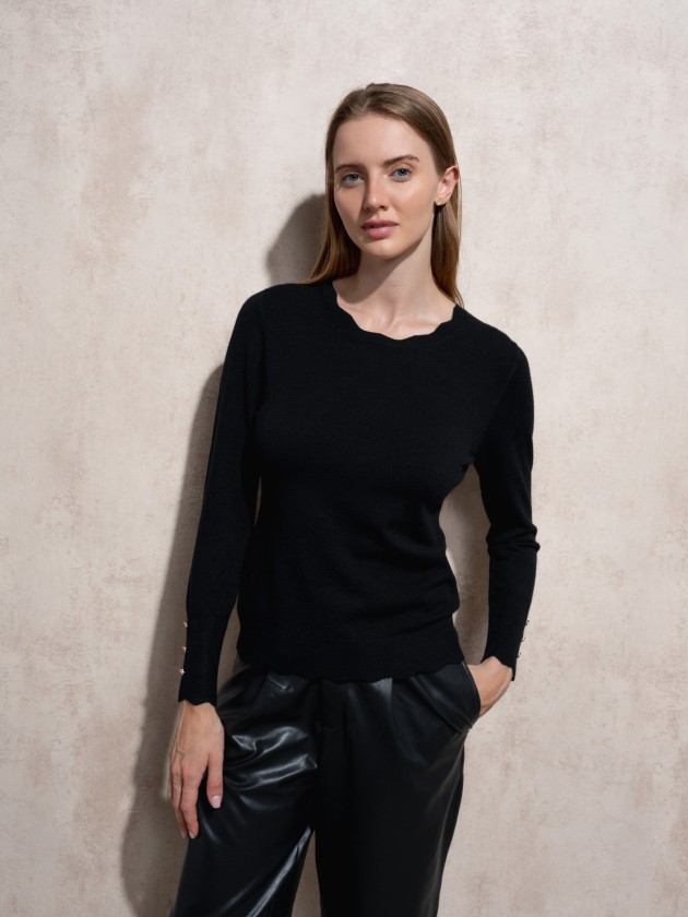 Camisola de malha com decote redondo e botes dourados