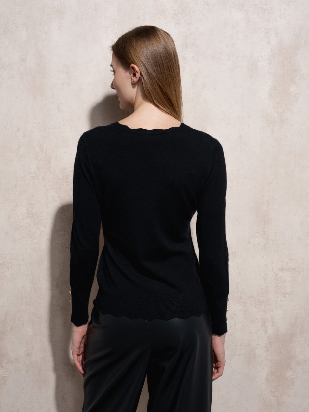 Camisola de malha com decote redondo e botes dourados