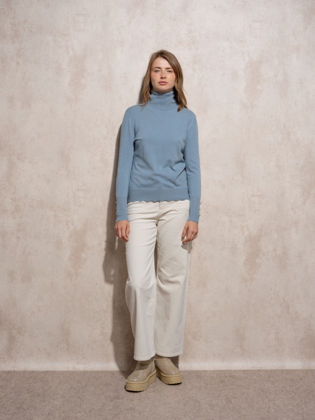 Camisola de malha gola alta com botes dourados