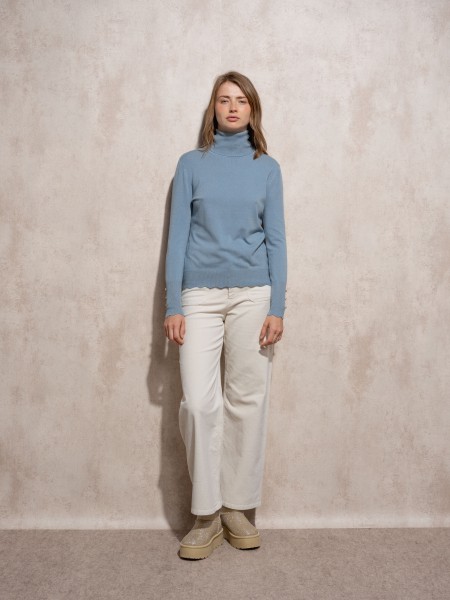 Camisola de malha gola alta com botes dourados