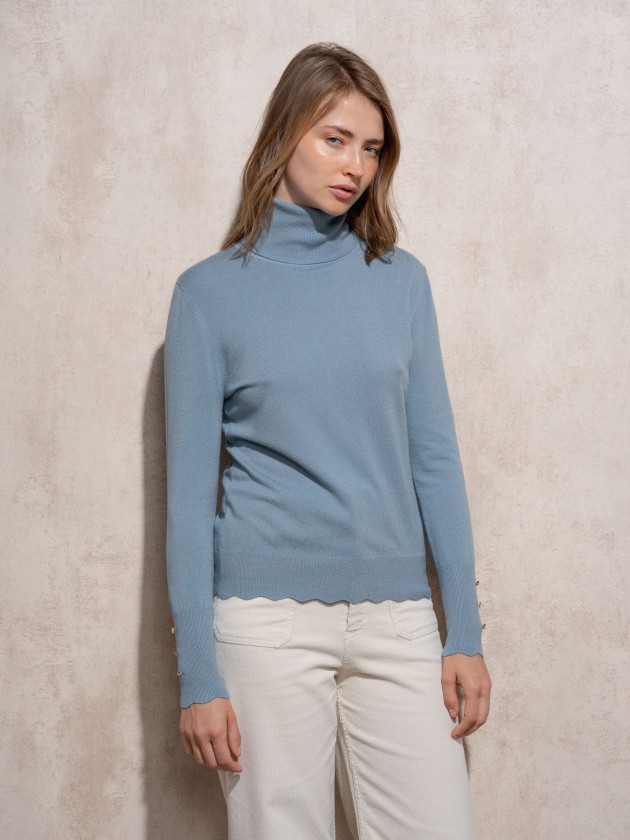 Camisola de malha gola alta com botes dourados