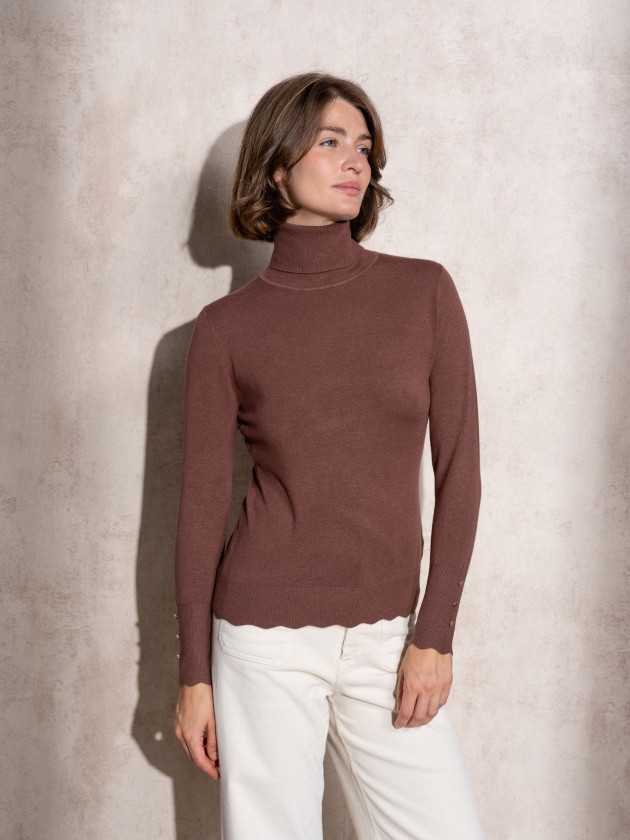 Camisola de malha gola alta com botes dourados