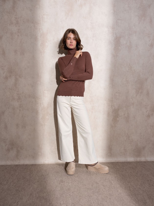 Camisola de malha gola alta com botes dourados
