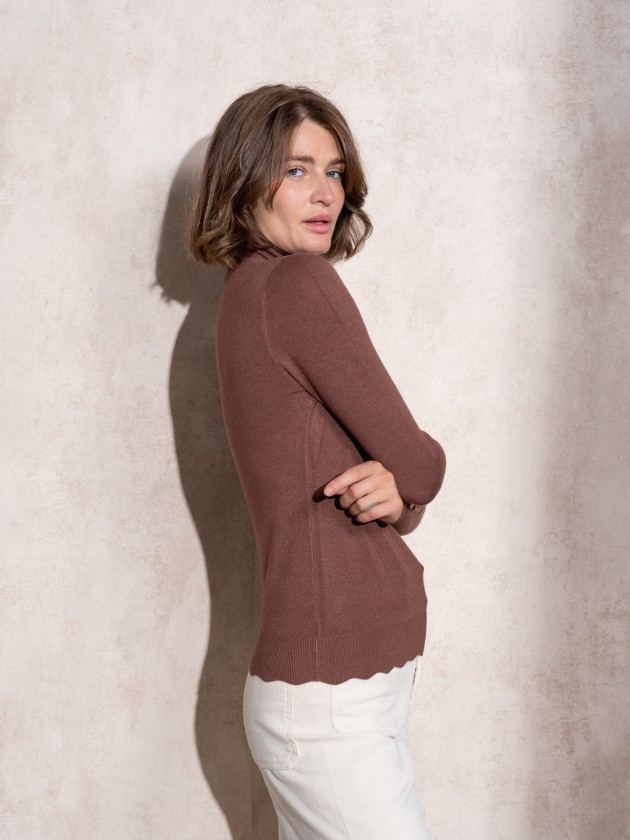 Camisola de malha gola alta com botes dourados