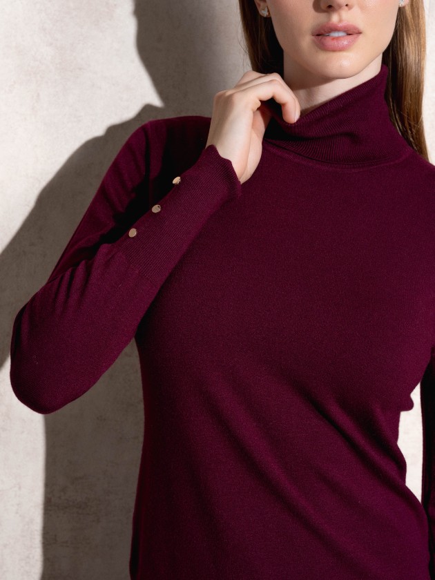 Camisola de malha gola alta com botes dourados
