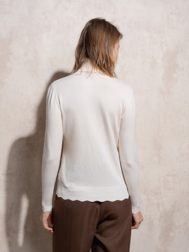 Camisola de malha gola alta com botes dourados