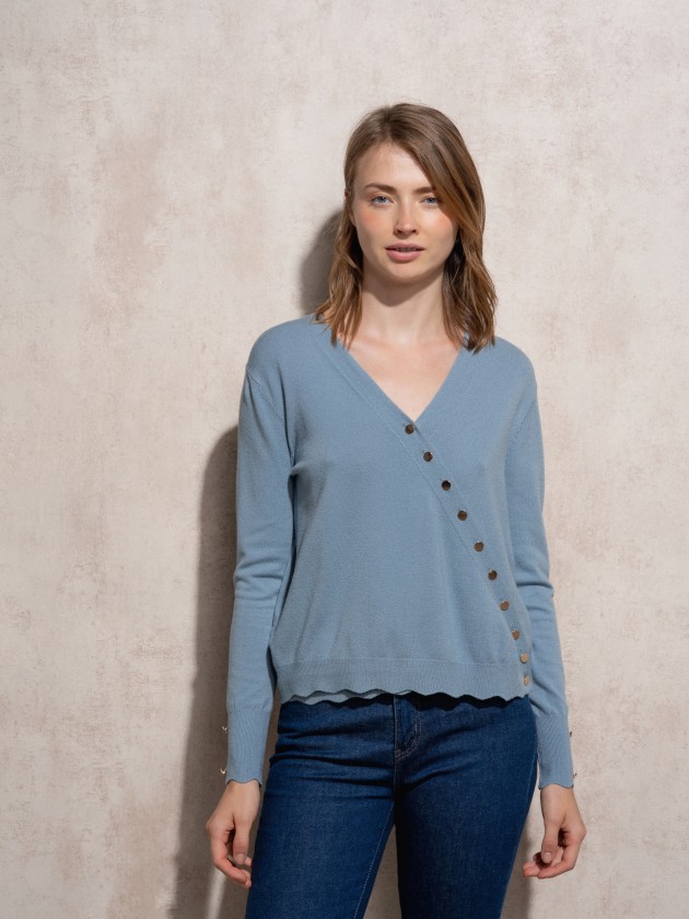 Cache coeur in knit with gold buttons