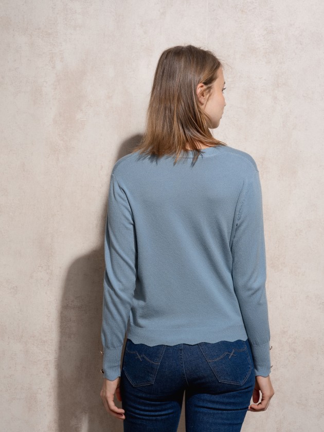 Cache coeur in knit with gold buttons