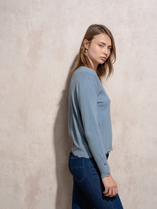 Cache coeur in knit with gold buttons