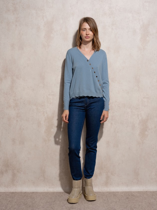Cache coeur in knit with gold buttons
