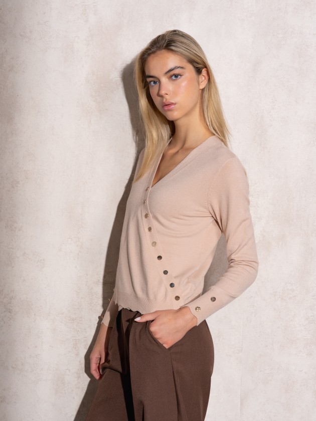 Cache coeur in knit with gold buttons