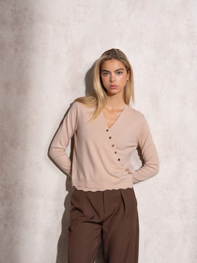 Cache coeur in knit with gold buttons