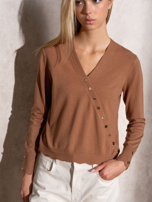 Cache coeur in knit with gold buttons