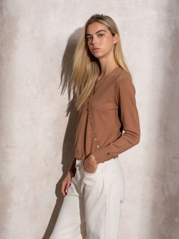 Cache coeur in knit with gold buttons
