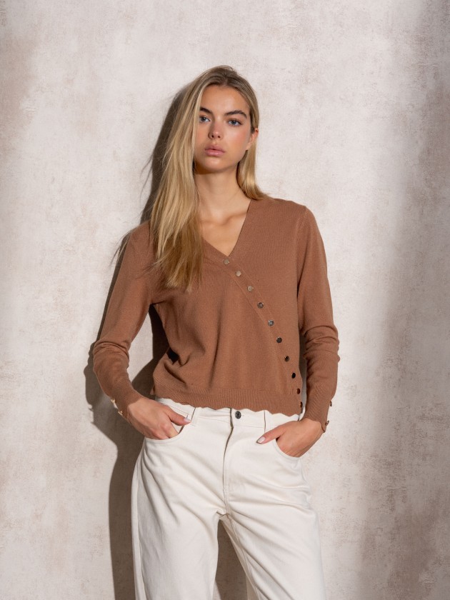 Cache coeur in knit with gold buttons