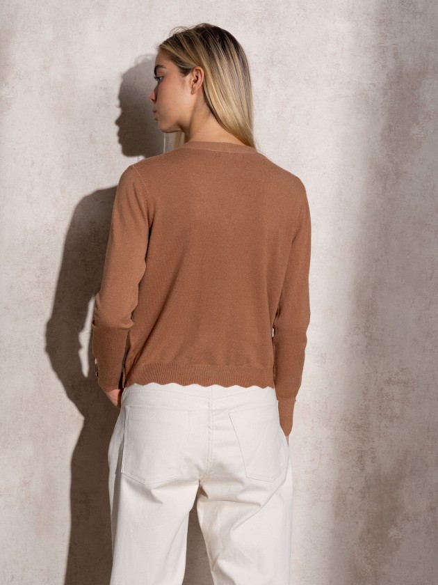 Cache coeur in knit with gold buttons