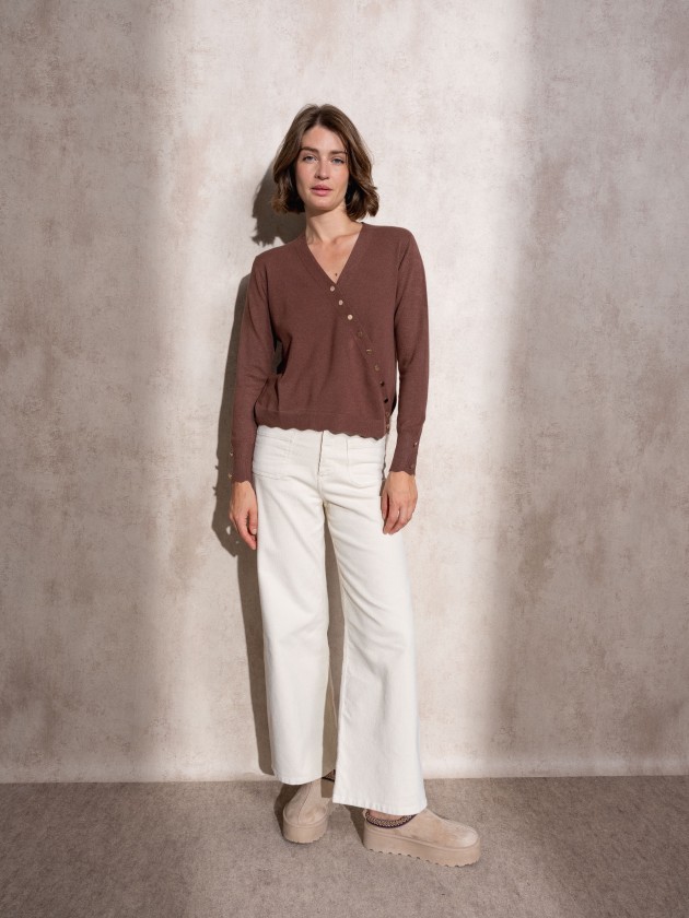 Cache coeur in knit with gold buttons