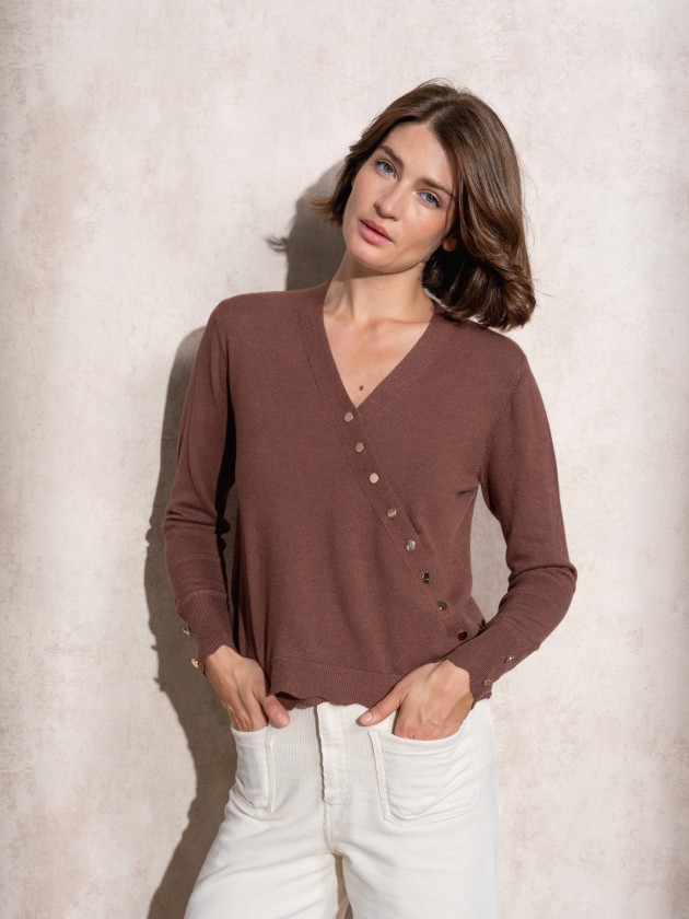 Cache coeur in knit with gold buttons