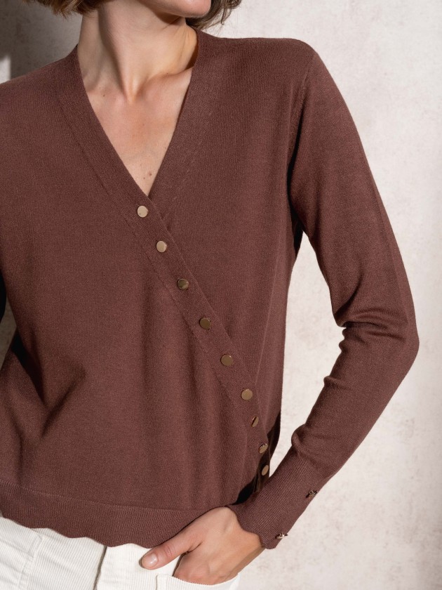 Cache coeur in knit with gold buttons