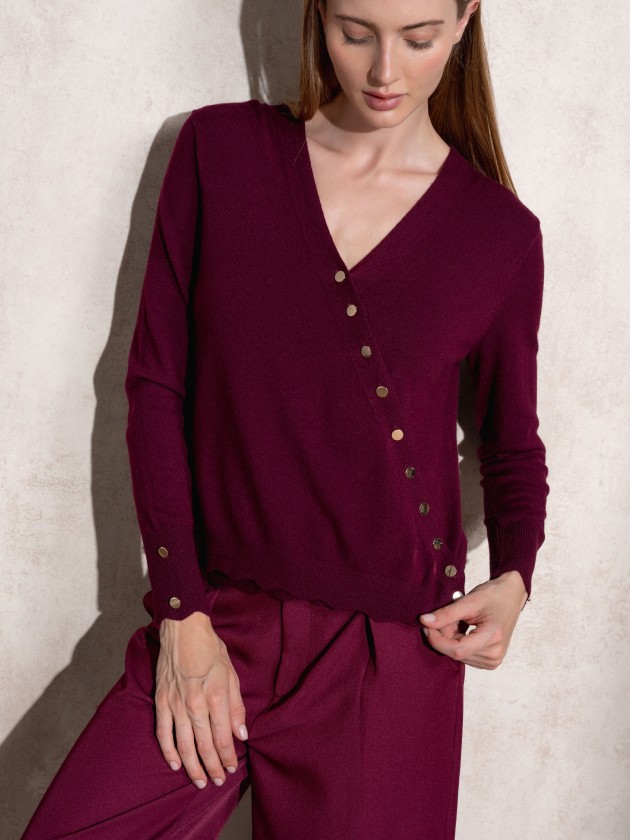 Cache coeur in knit with gold buttons