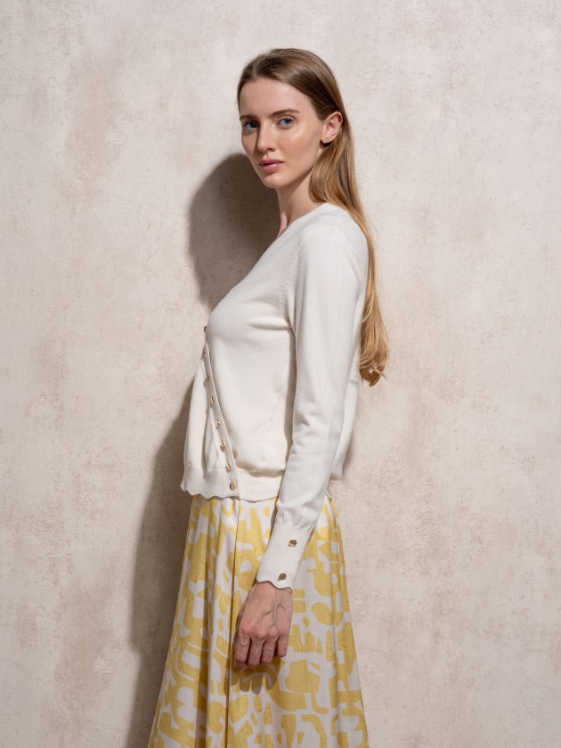 Cache coeur in knit with gold buttons