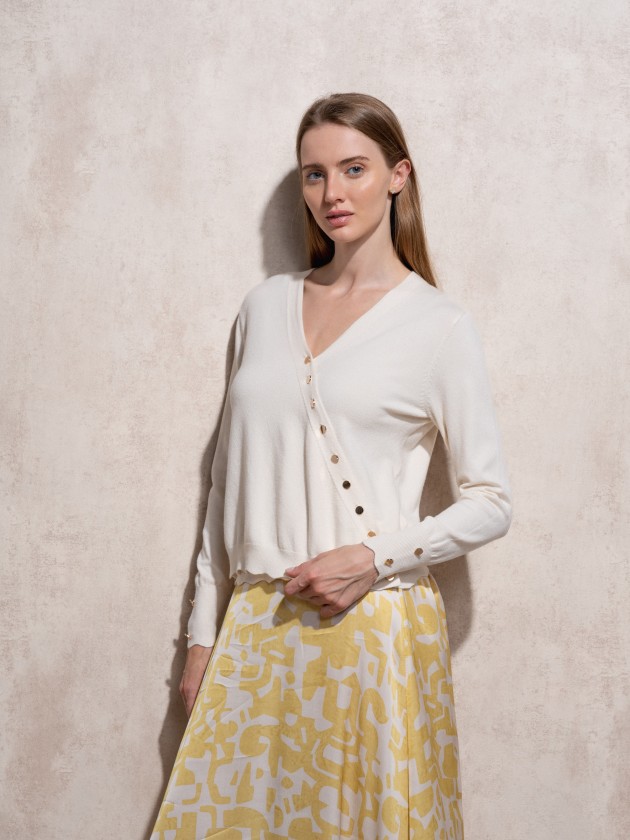 Cache coeur in knit with gold buttons