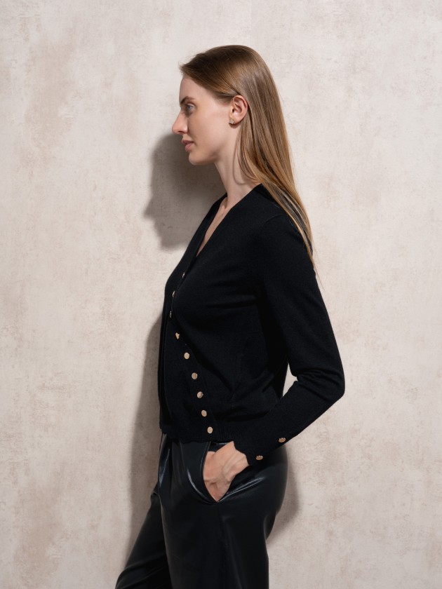 Cache coeur in knit with gold buttons