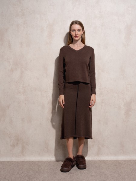 Knitted sweater with side stripe