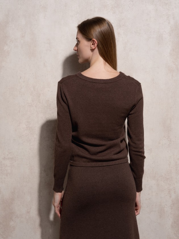 Knitted sweater with side stripe