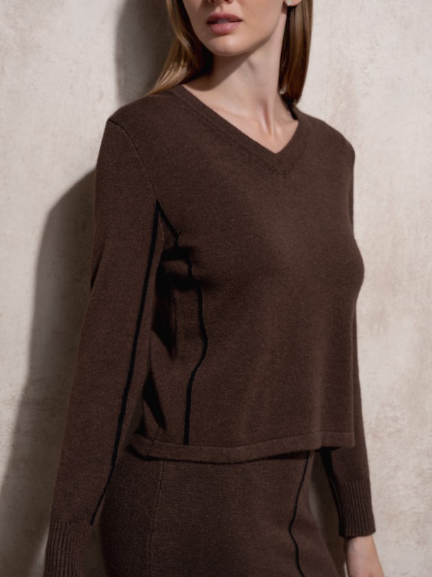 Knitted sweater with side stripe