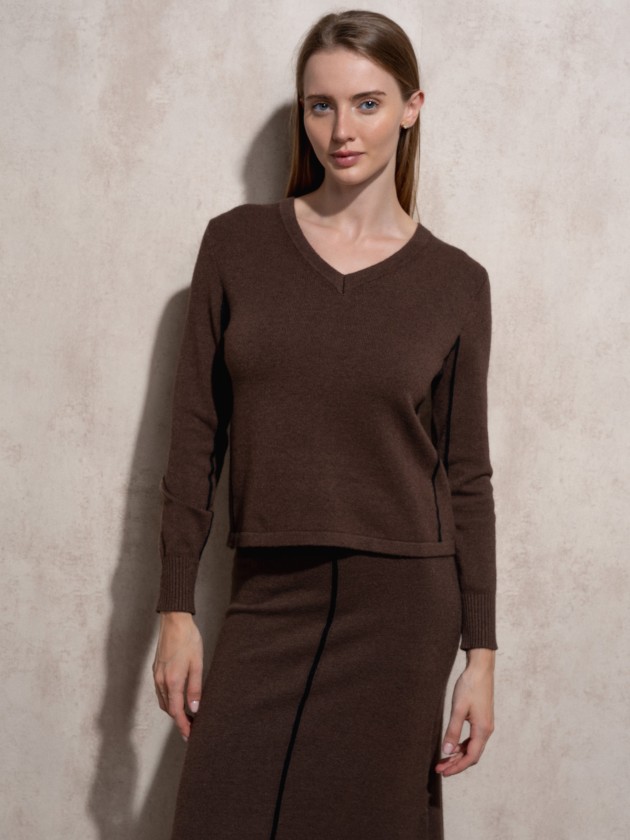 Knitted sweater with side stripe