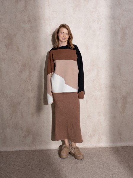 Knitted skirt with slit