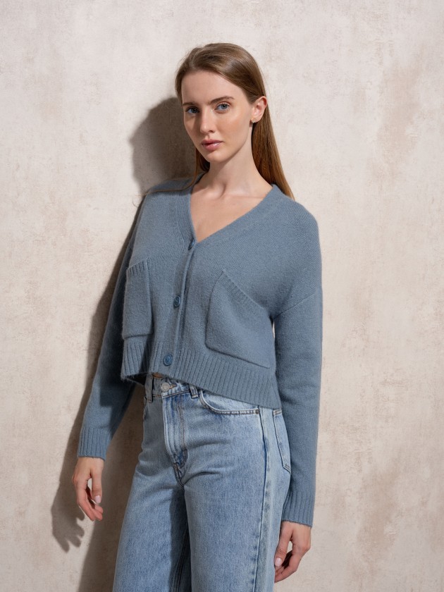 Short knitted coat with front pockets