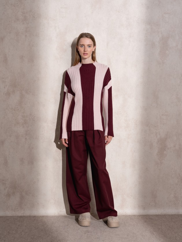 Camisola de malha com gola alta s riscas