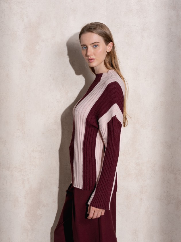 Camisola de malha com gola alta s riscas