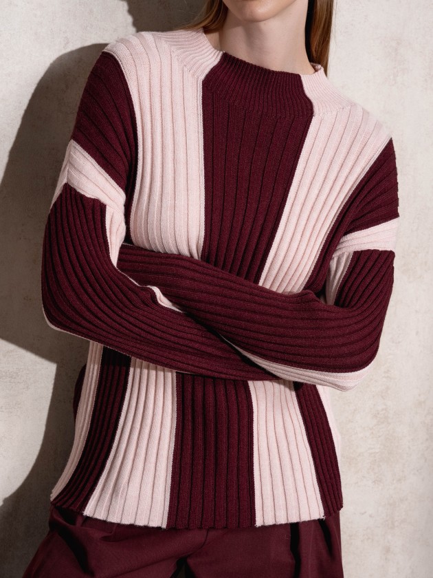 Camisola de malha com gola alta s riscas