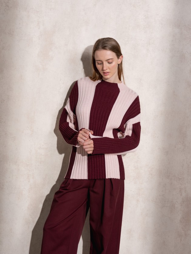Camisola de malha com gola alta s riscas