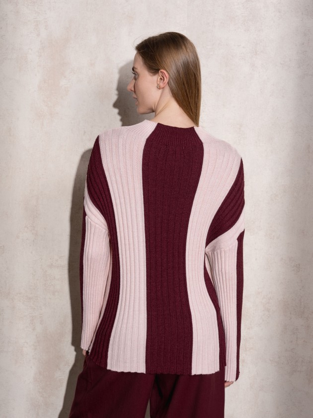 Camisola de malha com gola alta s riscas