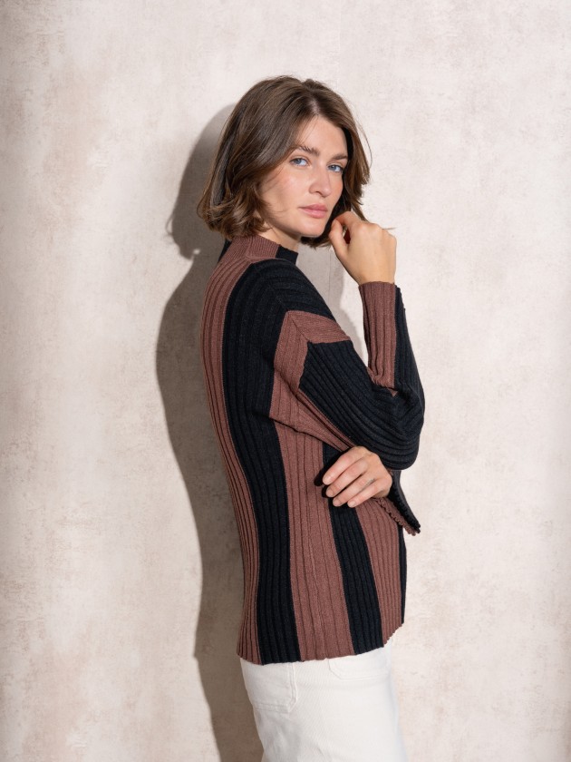Camisola de malha com gola alta s riscas