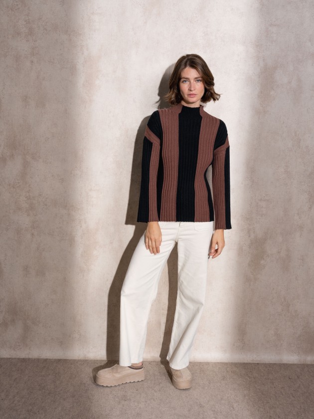 Camisola de malha com gola alta s riscas