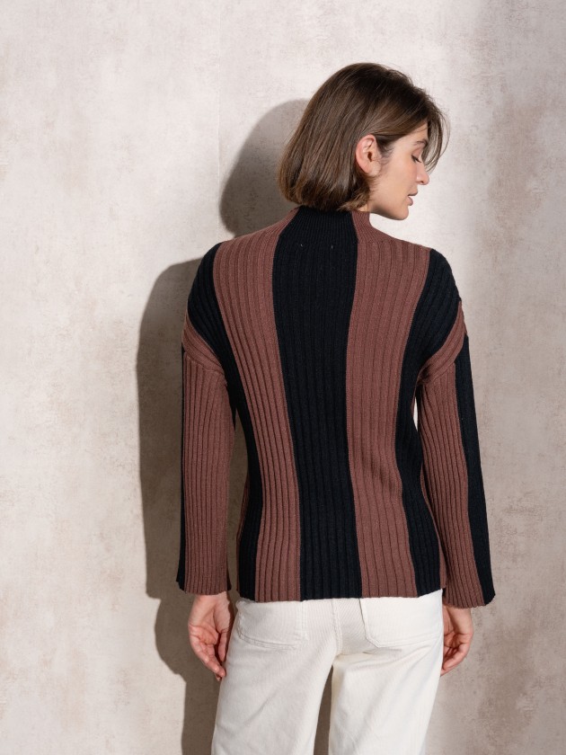 Camisola de malha com gola alta s riscas