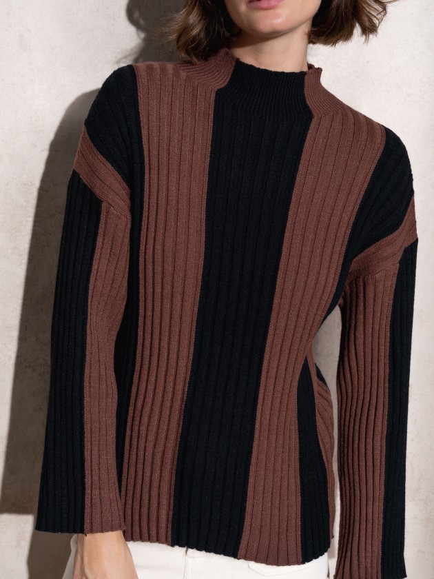 Camisola de malha com gola alta s riscas