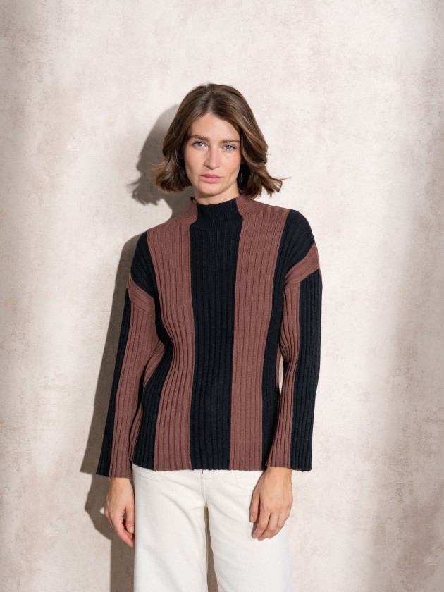 Camisola de malha com gola alta s riscas