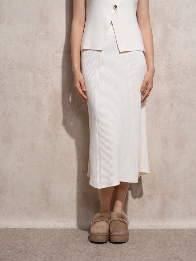 Long knitted skirt