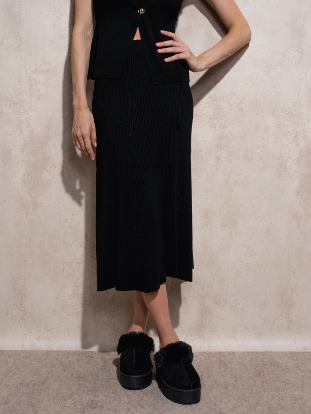 Long knitted skirt
